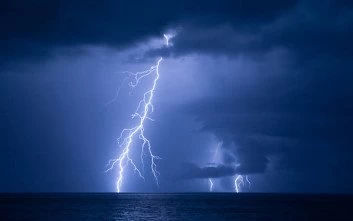 Πνίγηκε στους κεραυνούς η χώρα! – Πέσαν 120 μέσα σε 10 ώρες